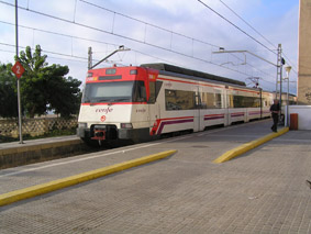 El tren tarda uns 50 minuts per anar de Canet a Barcelona