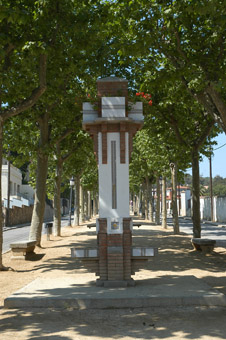 Una font dissenyada per Josep Puig i Cadafalch presideix el Passeig de la Misericrdia